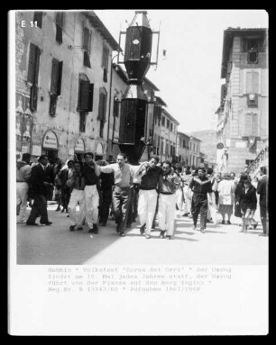Gubbio, Volksfest "Corsa dei Ceri" am 15. Mai, Umzug — Negativ