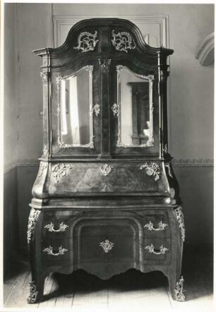 Schreibschrank : Schreibschrank. Nußbaum, furniert, Bronzebeschläge (um 1750). Privatbesitz