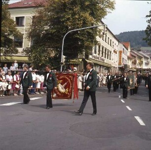 Coburg. Festumzug anläßlich des 75jährigen Jubiläums eines Männergesangsvereines. Die Traditionsfahne des Gesangsvereins Frohsinn wird voran getragen