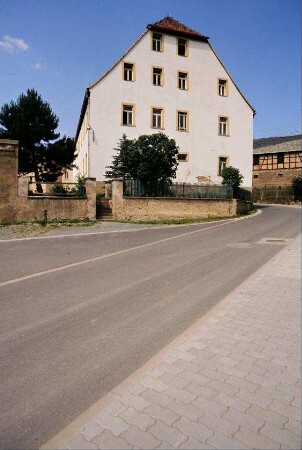Gutshaus, Wohnhausgiebel von der Straße aus