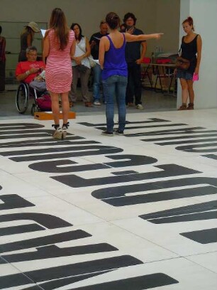Venedig - Besucher der Biennale : Besucher betrachten im spanischen Pavillon in der Biennale von Venedig eine Kunstvorführung. Aufgenommen am 6. August 2011