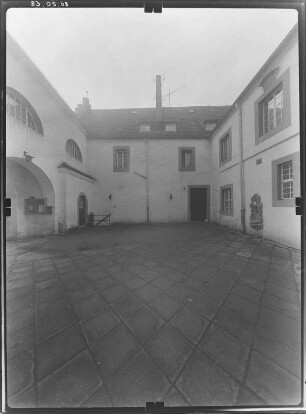 Sallgast. Ehem. Wasserschloß (M. 16. Jh. Umbau 1911; B. Ebhardt). Innenhof