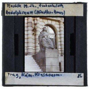 Prag, Rudolfinum,Prag, Rudolfinum, Allegorische Figur : Rechts der Treppe des Haupteingangs