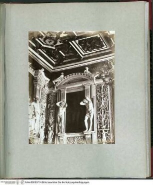 Rome sculptureTeilansicht der Innenausstattung der Sala delle quattro Stagioni (Rom, Palazzo Spada) - Rotes Album III (Grabmäler, antike Skulptur und Fragmente; 16. Jh.)