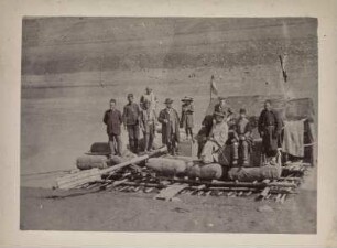 Floßfahrt : Menschen und Güter auf einem Floß auf dem Tigris. In der Mitte mit Hut und Stock der Geograph Hugo Grothe (1869-1954).