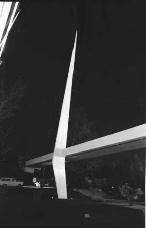 Brüssel: Pavillon Deutschland, Pylon mit aufgehängter Brücke