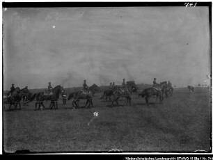 Geländeübung des Feld-Artillerie-Regiments Nr. 46 Enthält: Platte 16, zehn berittene Pferde im Gespann