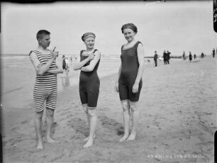 Wenningstedt auf Sylt, Albert Wiese mit seiner späteren Ehefrau (Anna Marie) Erna und einer weiteren jungen Frau in Badebekleidung am Strand, 1912