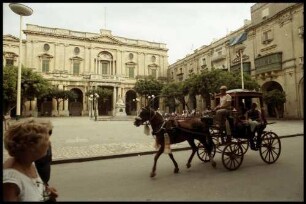 Valetta: mit Droschke, Queen Square mit Malta Library
