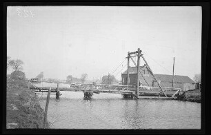 Vendin-le-Vieil (Dep. Pas-De-Calais): hölzerne Zugbrücke über einen Fluss (Scarpe-Kanal?)