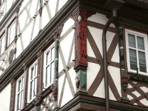 Rathaus-Ansicht von Westnordwesten-Fachwerkobergeschoß im Nordwesten-Eckpfosten mit Ornamentik (Holzschnitzerei) in Farbigkeit und Struktur im Detail