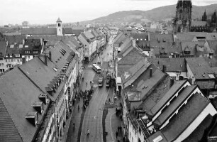 Freiburg: Blick vom Martinstor auf Kaiser-Joseph-Straße nach Umbau Fußgängerzone