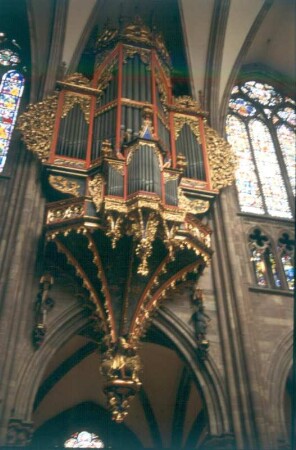 Orgel von Daniel Kern (Alfred Kern Orgelbau Straßburg; 1981) mit Prospekt der historischen Orgel (E. 15. Jh./ 1498; Pendentif 1385). Straßburg, Liebfrauenmünster, Langhaus