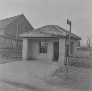 Purschwitz. Bushaltestelle mit Wartehäuschen