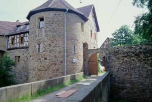 Blick über die Steinbrücke zum westlichen Mittelturm