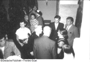 Zwickau. Schumann-Fest 1956. Konzertveranstaltungen. Besucher im Robert-Schumann-Haus Zwickau, Hauptmarkt 5, Ecke Münzstraße