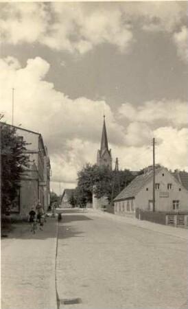 Dorfstraße in Döbern bei Forst : Wjesna dróha w Derbnje pola Baršća