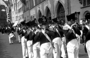 Basel (Schweiz)l: Markt; Gruppe mit weißen Hosen