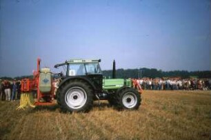 Fotografie: Gartenbautechnik-Freiland, Unkrautbekämpfung, Feldspritze angebaut