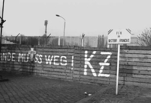 Gedenkkreuz und Graffito an der Grenzmauer in der Bernauer Straße/Schwedter Straße