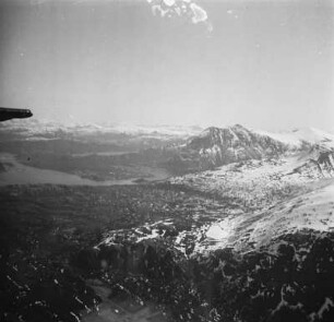 Luftbildaufnahme eines Fjords : Durch Gletscher geformte Landschaft. Links das Gewässer eines Fjords.