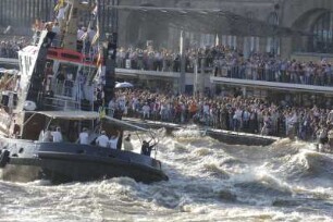 Vor den St. Pauli Landungsbrücken gibt es eine Traditions-Vorführung der Hamburger Hafenschlepper