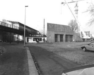 Dresden-Pieschen, Riesaer Straße 5. Baustelle (Errichtung eines Bürohauses auf dem Gelände der Vereinigten Mälzereien Dresden). Blick zum Haltepunkt Dresden-Pieschen