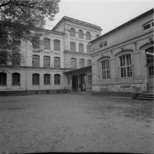 Dresden-Friedrichstadt, Berufliches Schulzentrum für Gastgewerbe Dresden "Ernst Lößnitzer". 1881 erbaut als XVII. Bezirksschule, später 17. Oberschule "Christian Beham", Hofansicht des Hauptgebäudes und der Turnhalle, verbunden durch überdachten Verbindungstrakt