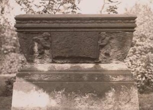 Dresden, Eliasfriedhof. Grabmal einer/s Unbekannten. Sarkophag mit Puttenreliefs