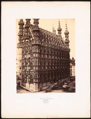 Rathaus, Leuven: Ansicht des Rathauses mit Portal