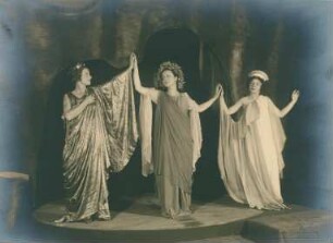 "Der Sturm" von William Shakespeare. Szene mit Deli Maria Teichen als Juno, Antonia Dietrich als Ceres und Lotte Gruner als Iris. Dresden: Schauspielhaus, 29.06.1930