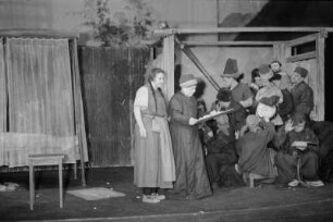 Szenenbilder aus "Der kaukasische Kreidekreis" von B. Brecht mit A. Hurwicz, H. Weigel, E. Geschonneck, Berliner Ensemble, 1954