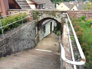 Kirchhof im Norden-Kirchhofmauer mit erhaltenem äußerem Torbogen sowie Zwingeraufgang (ehemaliges Kammertor sowie Wehrgang der Kirchhofmauer im 18 Jh abgetragen)