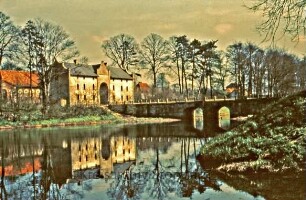 Torhaus, davor Brücke und Wassergraben