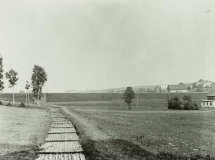 Obersaida, abgedeckter Kunstgraben und Damm des Kunstteichs gegen den Ort, Blick von Westen