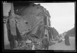 Bapaume (?) (Dep. Pas-de-Calais, Frankreich): Gebäuderuine am Straßenrand ("Kirche vor der Zerstörung")