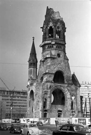Berlin: Ruine der Gedächtniskirche; von der Tauentzienstraße; ohne Vordergrund