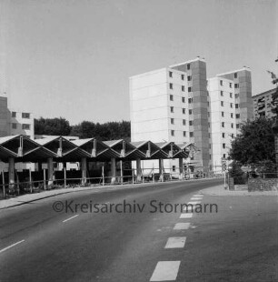 Sülzberg: vorn rechts Einmündung Mommsenstraße: hinten links Gebäude im Bau: dahinter Wohnblock vor Fertigstellung: hinten rechts Hochhäuser: 9. August 1975