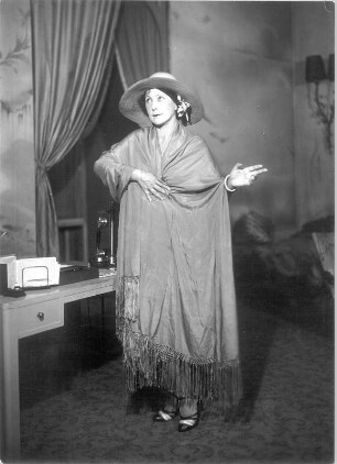 Nina. Komödie in drei Akten von Bruno Frank. Staatsschauspiel Dresden, Uraufführung 03.09.1931 : Alice Verden als Nina Breuer