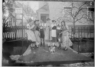 Fasnacht Krauchenwies 1934; Sieben Narren vor dem Haus des Dentisten August Walzer