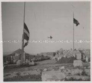 Wehrmachtssoldaten, Athen, Hakenkreuzfahnen auf der Akropolis