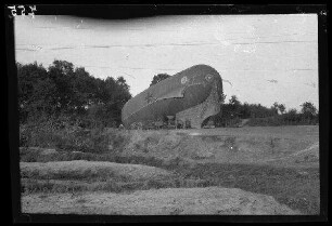 Nicht identifizierbare Ortschaft bei Aubers (Dep. Nord, Frankreich), Saint-Quentin (Dep. Aisne, Frankreich) oder "Le Mesnil-en-Vespres" (nicht lokalisierbar, Frankreich): Zeppelin mit dunklem Tatzenkreuz am Boden (Distanzaufnahme)