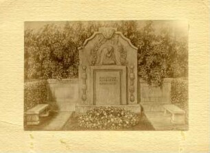 Entwurf für ein Grabmal mit dem Relief einer Trauernden : Entwurf für ein Grabmal mit dem Relief einer Trauernden. Zeichnung (wohl um 1913; C. Brose)