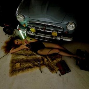 Model mit Auto im Studio