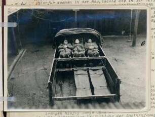 Foto eines zum Transport von Verwundeten eingerichteten Lastkraftwagens mit sechs Soldaten beladen