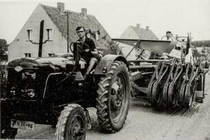 Dorfest in Luttowitz. Festumzug : Wjesny swjedźeń w Lutobču. Swjedźenski ćah : Luttowitz / Lutobč