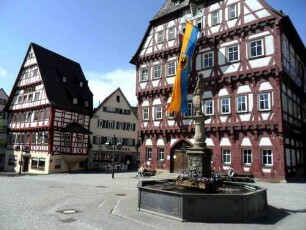 Stadtansicht - Marktplatz nach Südwesten mit Marktbrunnen sowie Rathaus (Fachwerk in Riegelbauweise ) und Gasthaus Krone Jahr 1428