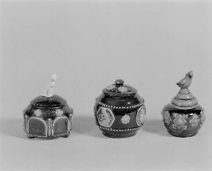 Drei Deckeldosen mit plastischem Schmuck : Drei Deckeldosen mit plastischem Schmuck. Keramik, glasiert, plastische Auflagen (1. Dr. 20. Jh.; wohl K. Feuerriegel). Museum im Schloß Frohburg