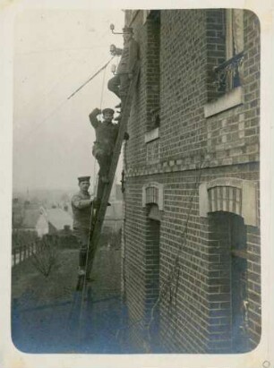 Foto vom Bau einer elektrischen Lichtanlage bei Laon