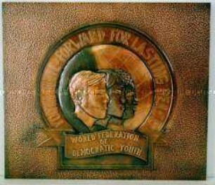 Schmucktafel mit Emblem des Weltbundes der Demokratischen Jugend